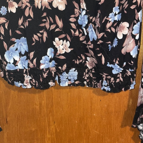 •AMERICAN EAGLE•FLORAL EXAGGERATED RUFFLE LONG SLEEVE DEEP V SMOCKED TOP LARGE - Picture 6 of 11